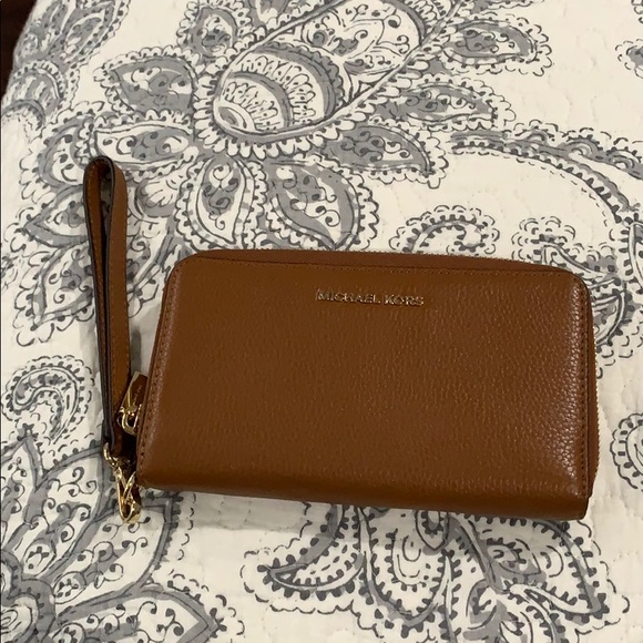 Michael Kors Handbags - Michael Kors iPhone XR Wristlet